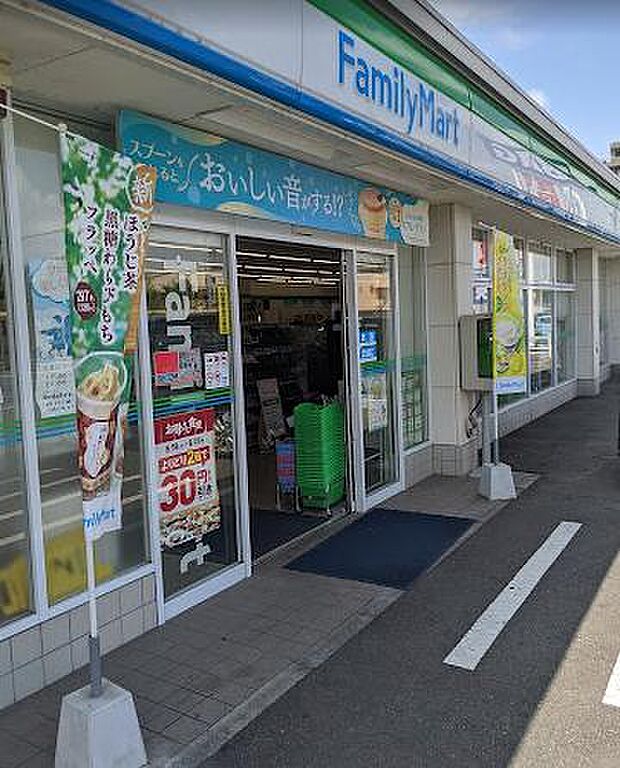 ファミリーマート 福生横田基地前店まで約530m(徒歩7分)