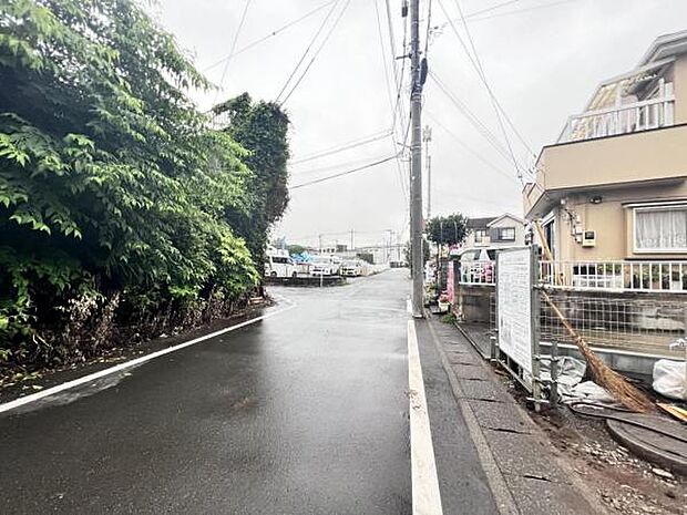 前面道路を含めた現地写真です。