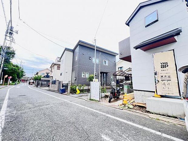 前面道路を含めた現地写真です。