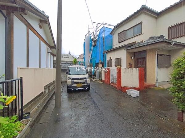 前面道路を含めた現地写真です。