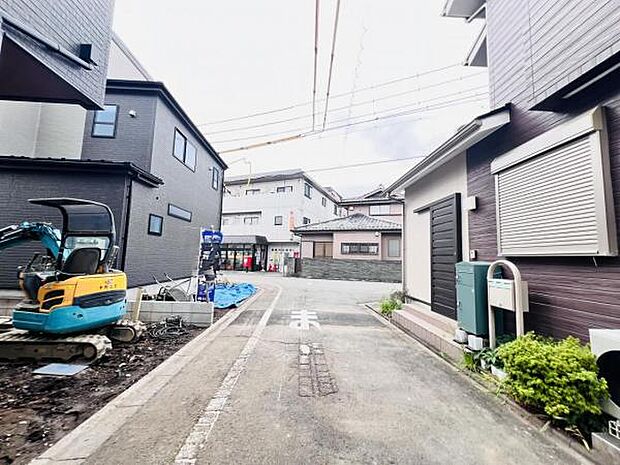 前面道路を含めた現地写真です。