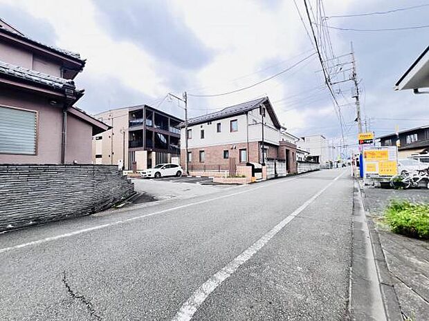 前面道路を含めた現地写真です。