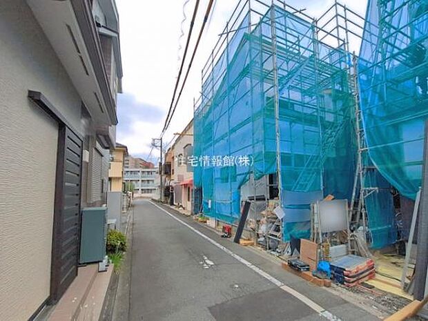 前面道路を含めた現地写真です。