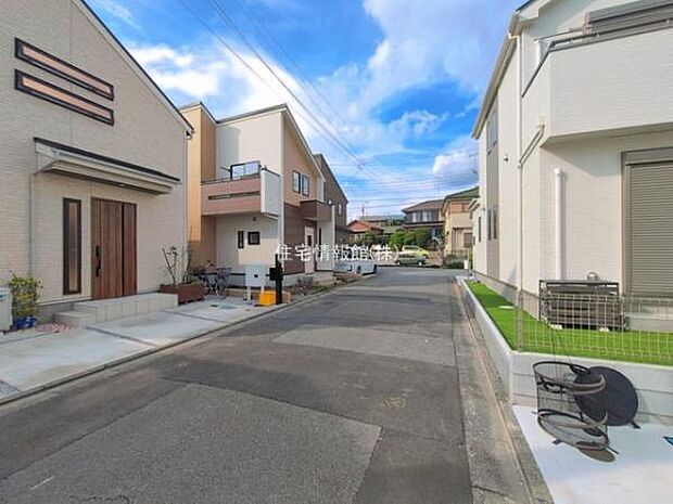 前面道路を含めた現地写真です。