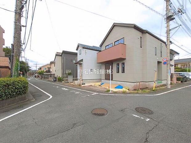 前面道路を含めた現地写真です。