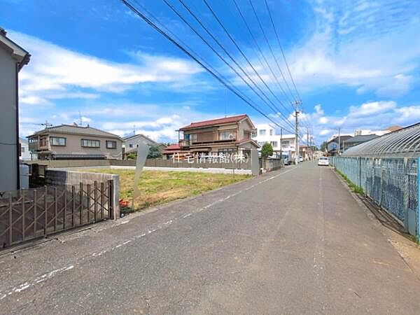 前面道路を含めた現地写真です。