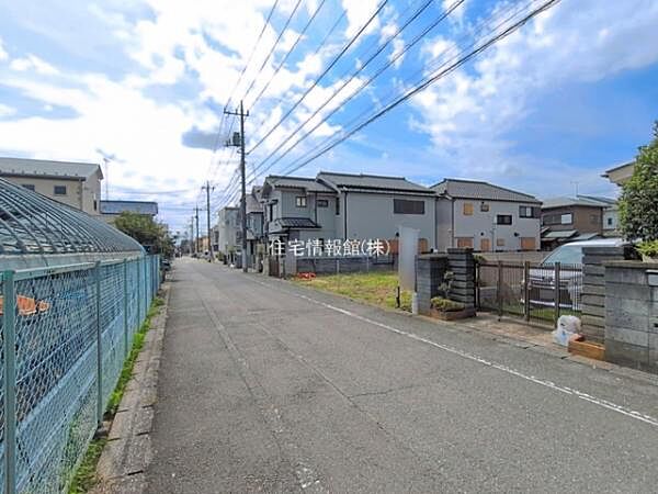 前面道路を含めた現地写真です。