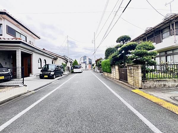前面道路を含めた現地写真です。