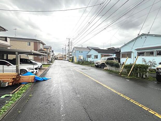 前面道路を含めた現地写真です。