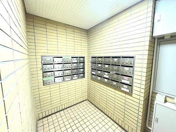 荷物や小包を大切に保管します。