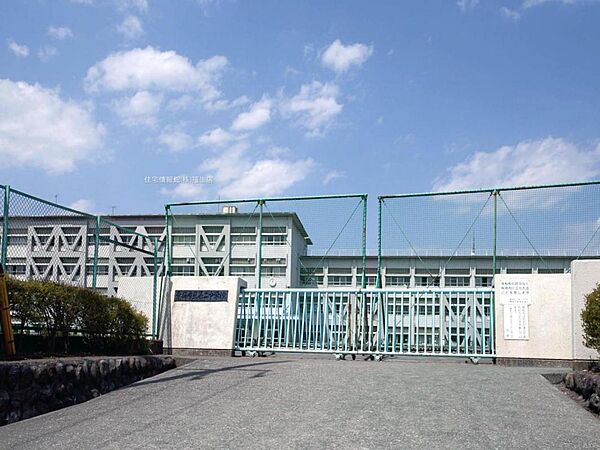 青梅市立 第二中学校まで約910m（徒歩12分）