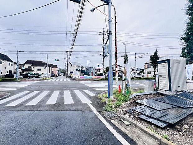 前面道路を含めた現地写真です。