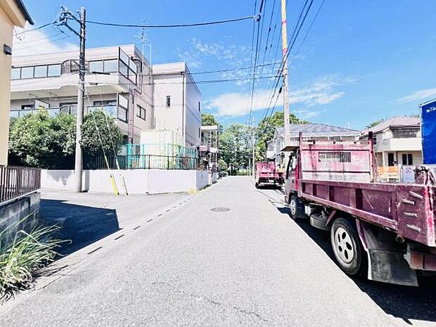 前面道路を含めた現地写真です。