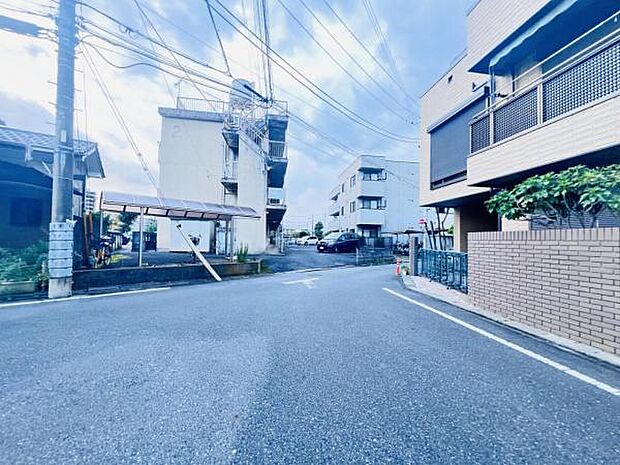 前面道路を含めた現地写真です。