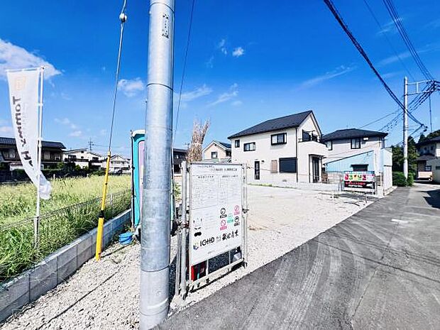 前面道路を含めた現地写真です。