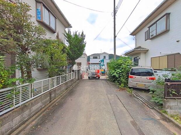 前面道路を含めた現地写真です。