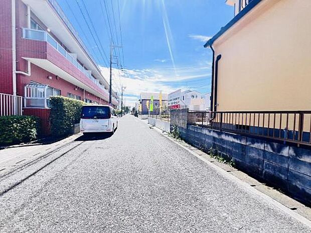 前面道路を含めた現地写真です。