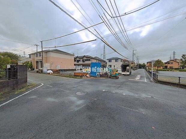 前面道路を含めた現地写真です。