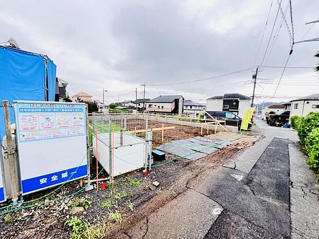 前面道路を含めた現地写真です。
