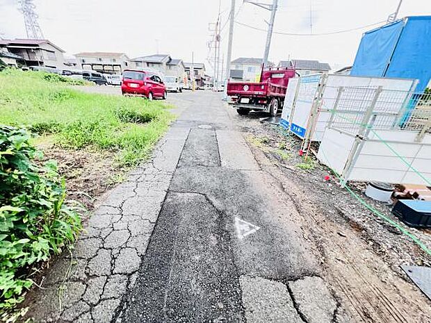 前面道路を含めた現地写真です。