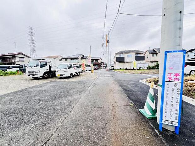 前面道路を含めた現地写真です。