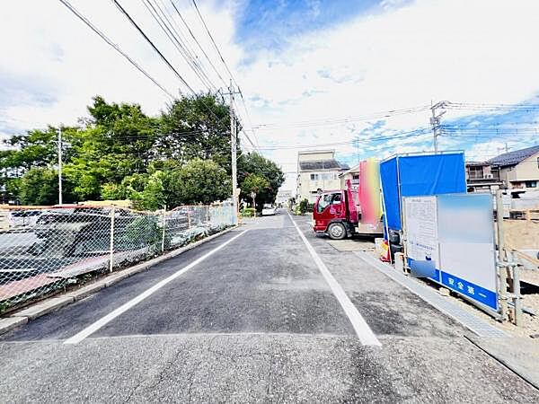 前面道路を含めた現地写真です。