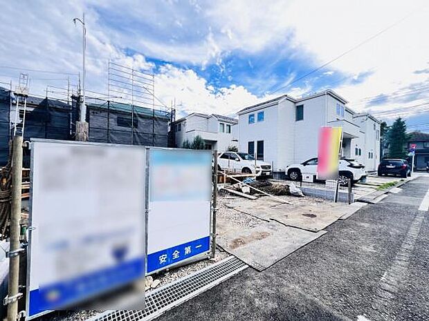 前面道路を含めた現地写真です。