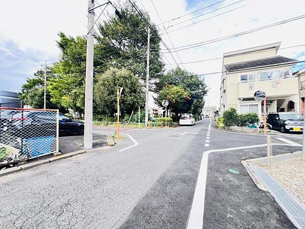 前面道路を含めた現地写真です。