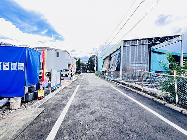 前面道路を含めた現地写真です。
