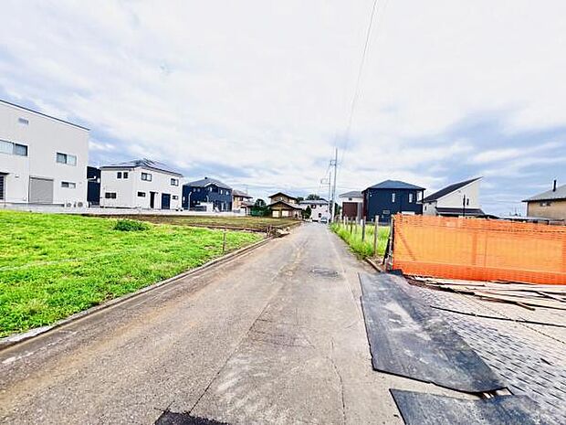 前面道路を含めた現地写真です。