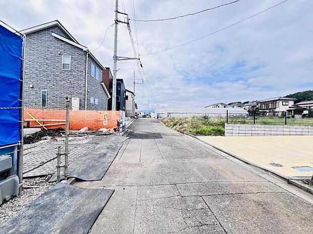 前面道路を含めた現地写真です。