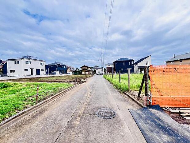 前面道路を含めた現地写真です。