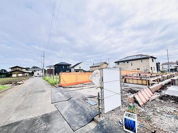 前面道路を含めた現地写真です。