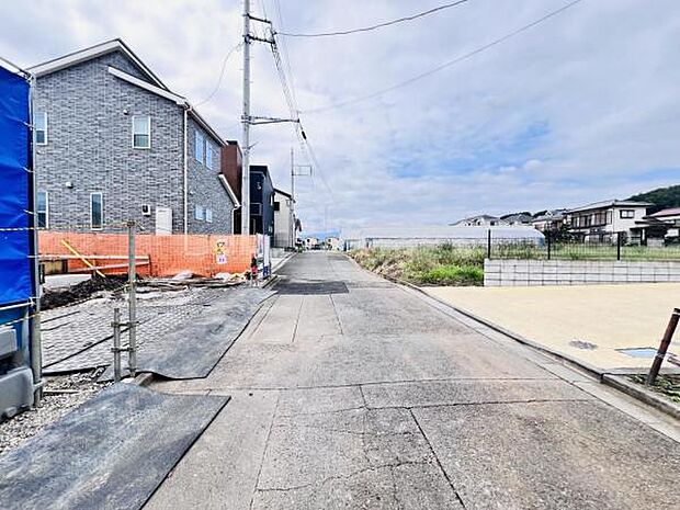 前面道路を含めた現地写真です。
