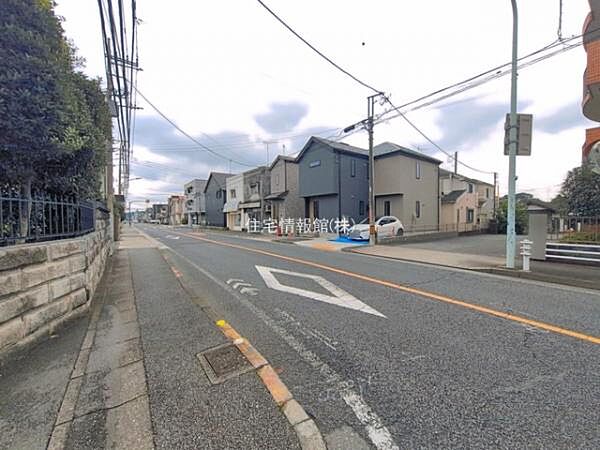 前面道路を含めた現地写真です。