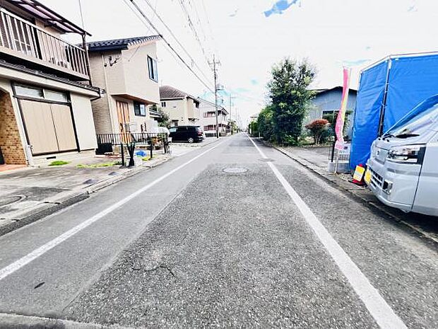 前面道路を含めた現地写真です。