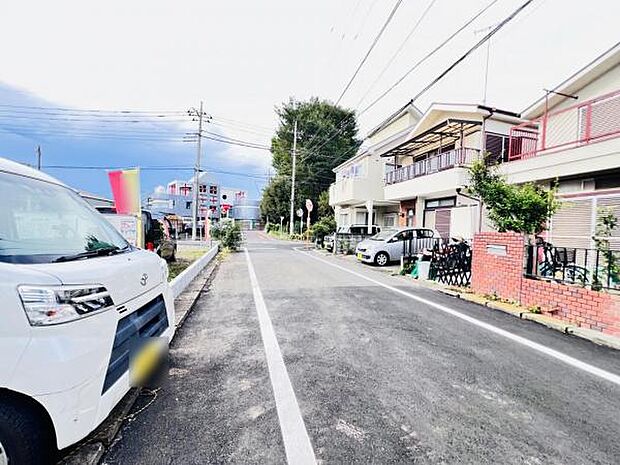 前面道路を含めた現地写真です。