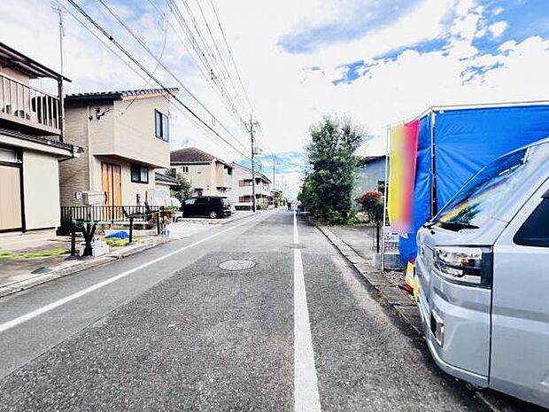 前面道路を含めた現地写真です。