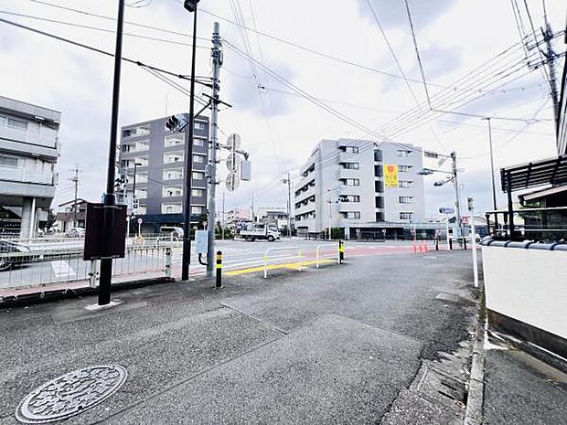 前面道路を含めた現地写真です。