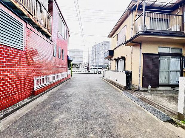 前面道路を含めた現地写真です。