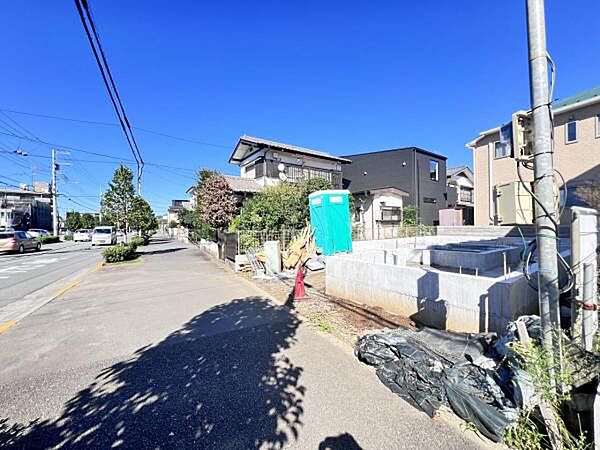 前面道路を含めた現地写真です。