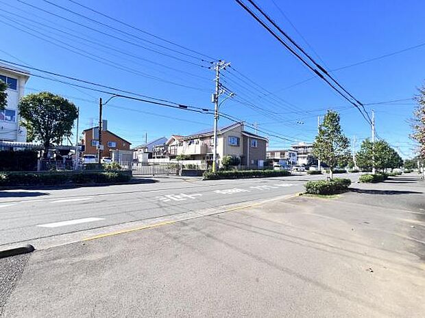 前面道路を含めた現地写真です。