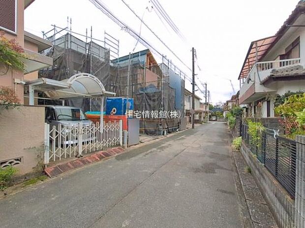 前面道路を含めた現地写真です。