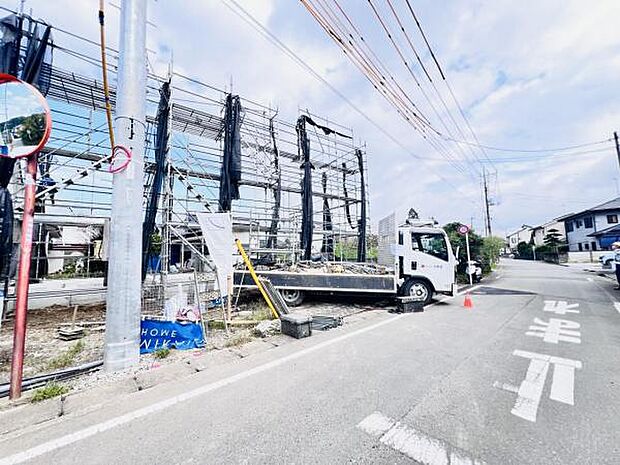前面道路を含めた現地写真です。