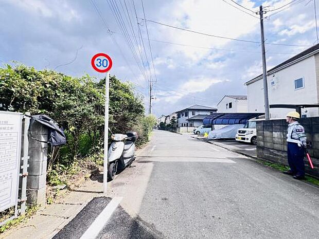 前面道路を含めた現地写真です。