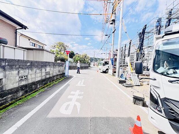 前面道路を含めた現地写真です。