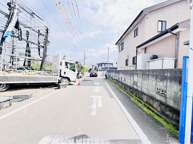 前面道路を含めた現地写真です。