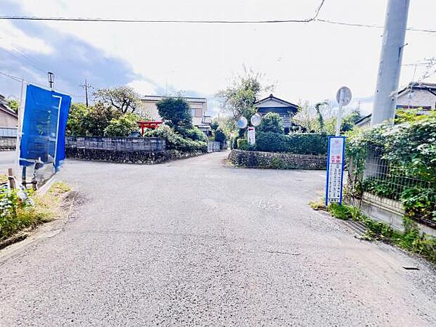 前面道路を含めた現地写真です。