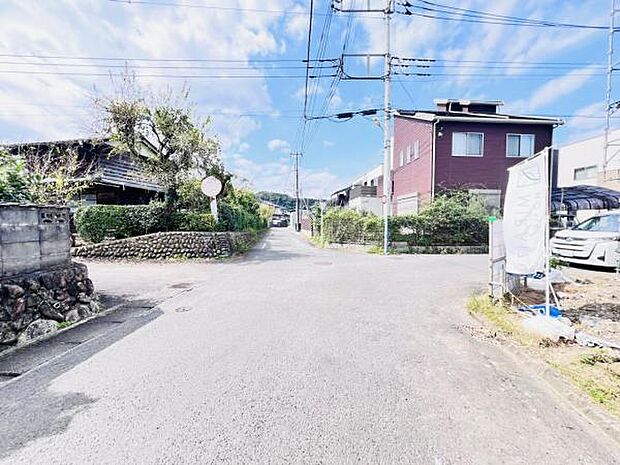 前面道路を含めた現地写真です。