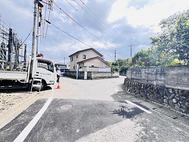 前面道路を含めた現地写真です。